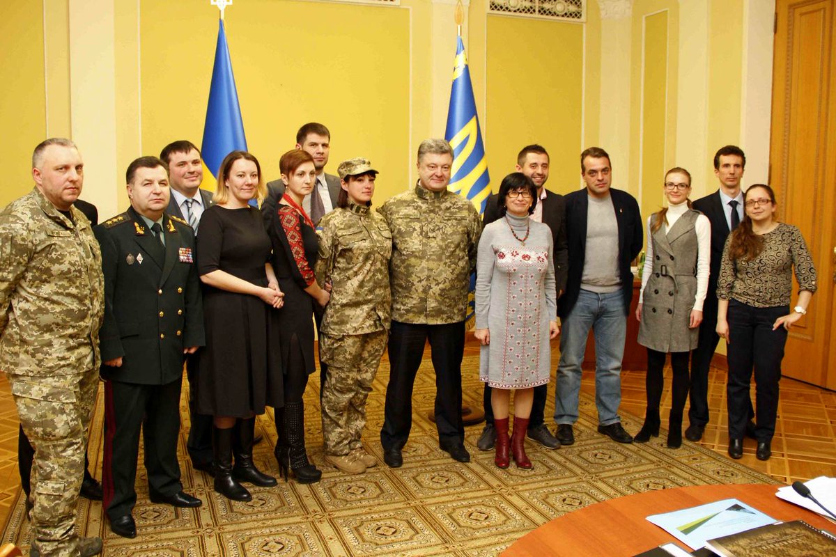 poroshenko's tweet photo. Дякую вам, волонтери, за надзвичайно важливу працю!
Бути волонтером — це поклик душі. Зі святом!
#Волонтери https://t.co/8tz7c00wyf