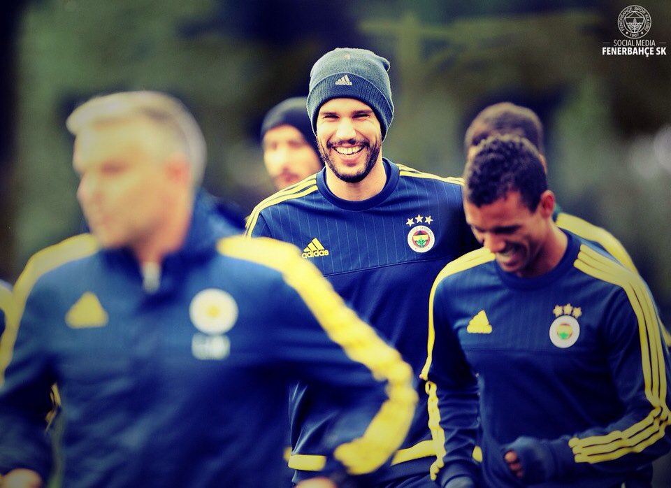 OldFirmSports's tweet photo. FOTO | Luis Nani ve RvP. #Fenerbahçe https://t.co/LayIYWca11