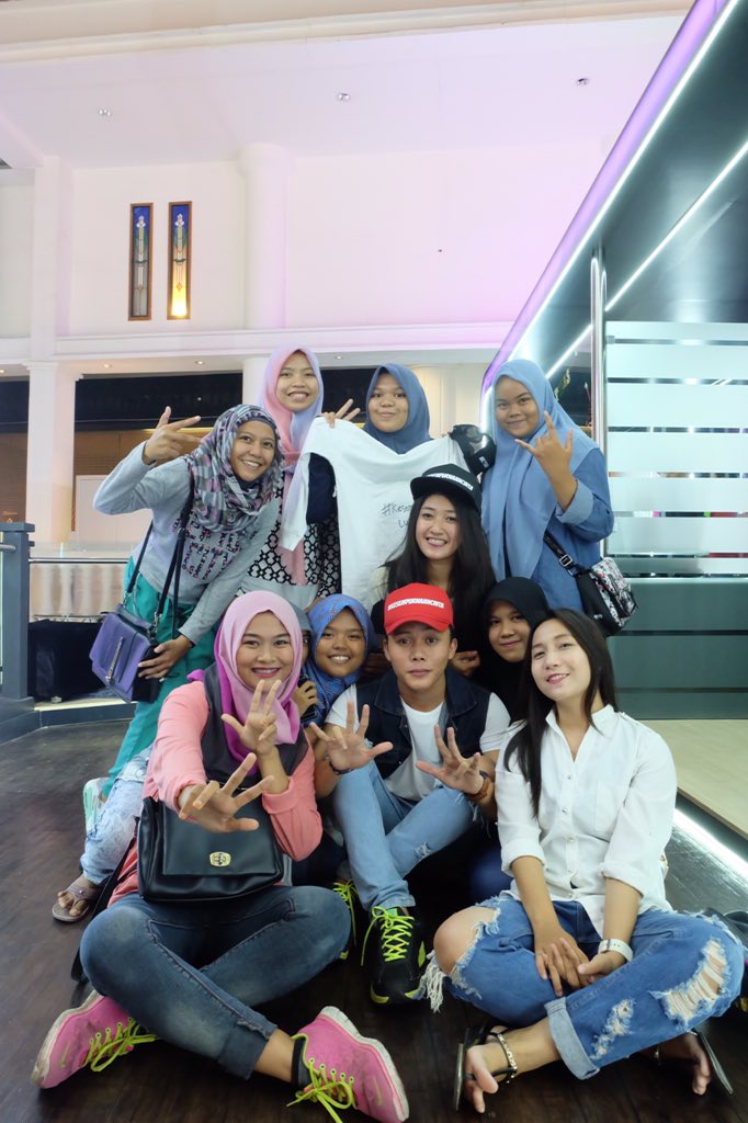 radioboxID's tweet photo. Thank you @RizfelousIND yg ud dtg di Funversation mlm ini. Thank you @rizky_febian forcoming :) https://t.co/Aln2vvpNbE