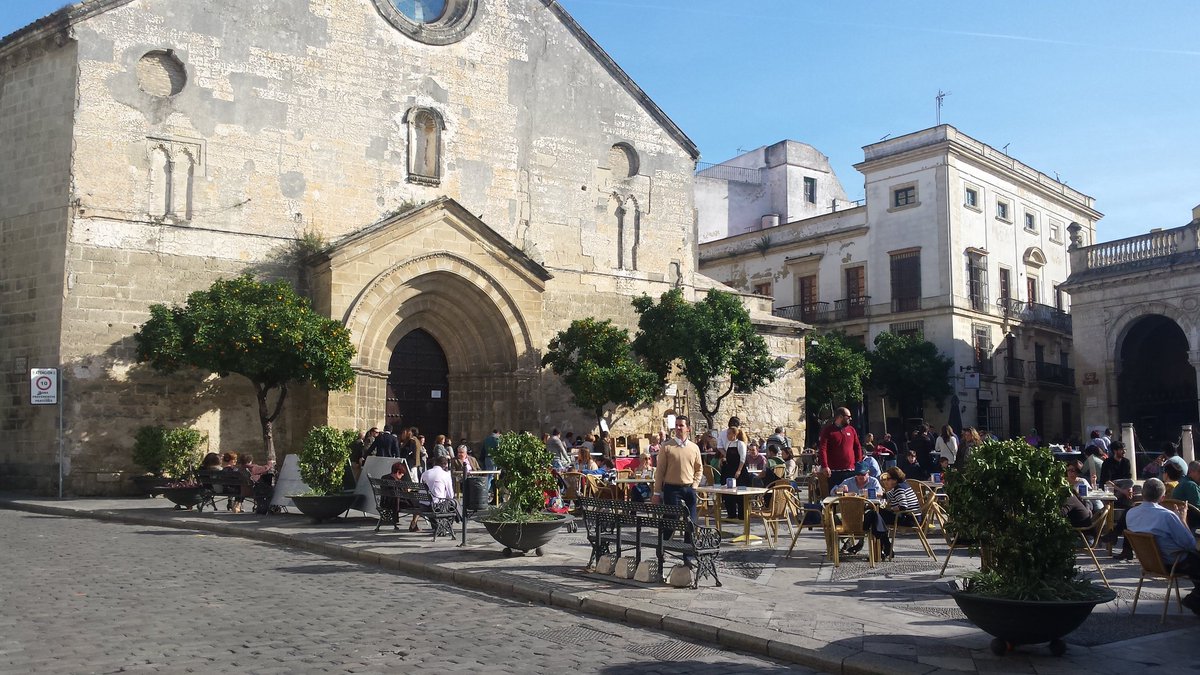 RodyJerez's tweet photo. Hoy hay #zambomba en nuestra plaza. Ya se está ambientando. #Jerez #Navidad2015 #zambombas https://t.co/6njKsX3NzD