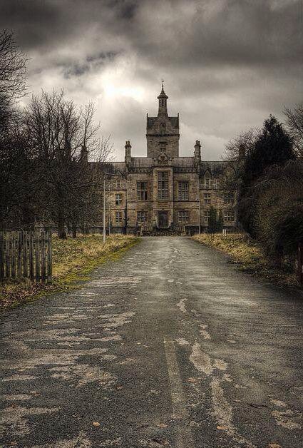 FreakyMysteries's tweet photo. Retweet If You Would Explore This Spooky Abandoned Asylum.. https://t.co/JyGm9bShIY