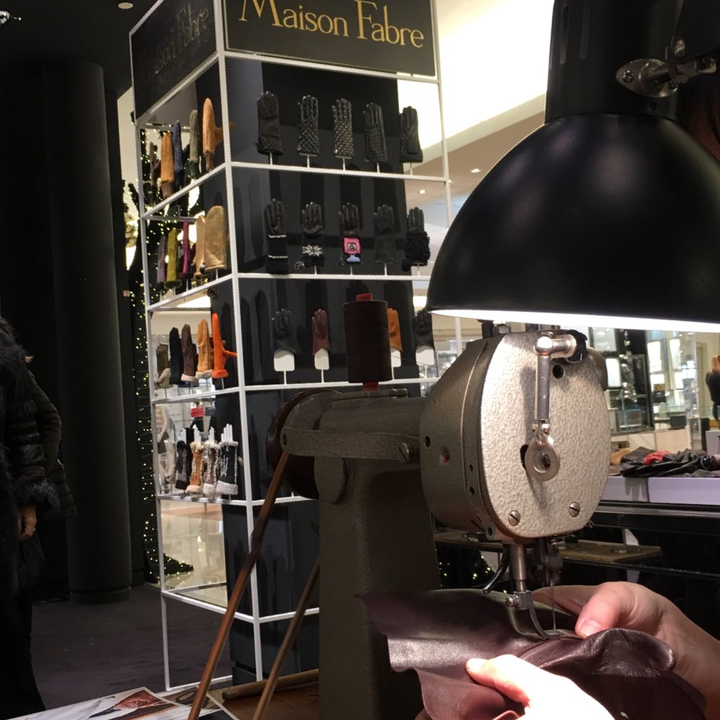 maisonfabre's tweet photo. La ganterie Maison Fabre sur les ateliers de personnalisation à @lebonmarche toute la journée 🎄✨ Millau à Paris! https://t.co/zZCbFpQUE4