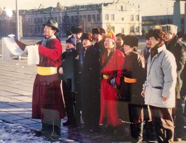 1990 оны цагаан сарын өглөө. Д.Сүхбаатарын хөшөөн алд цагаан хадаг, мөнгөн аягатай сүү өргөв