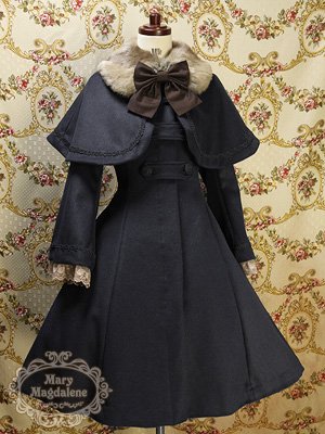 Marymagdalene - 제노와즈 코트
가볍고 따뜻한 앙골라 모직 원단을 사용하여 벨 슬리브의 미디 코트입니다.
색상은 쇼콜라, 라즈베리, 네이비, 블랙