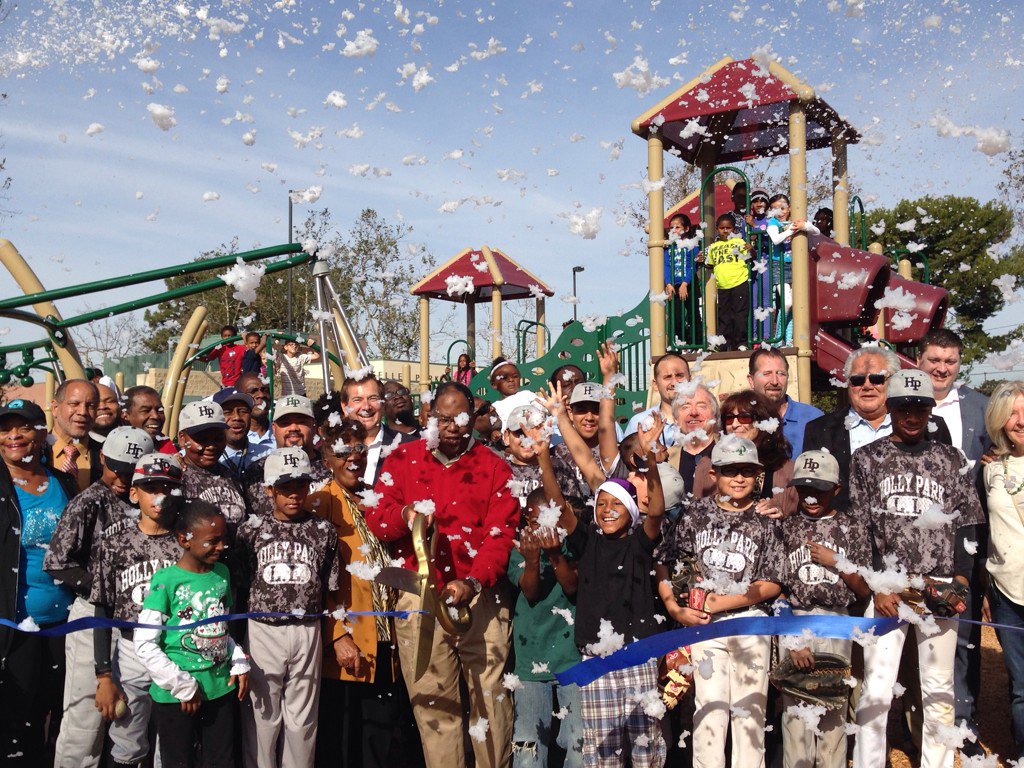 #HelenKeller Park open! Ribbon cutting complete w/snow during the re-opening festivities. <a href="/mridleythomas/">Mark Ridley-Thomas</a> #mypark