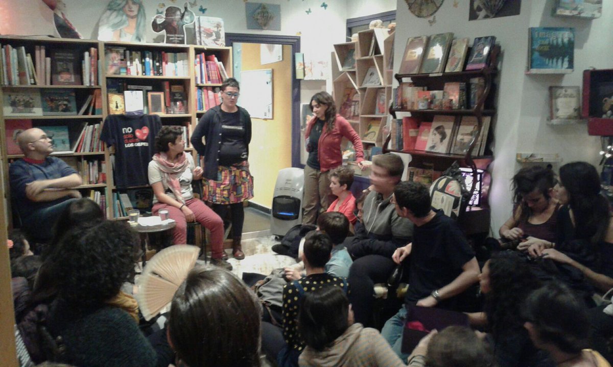 LibreFeminista's tweet photo. Nos pasan fotos bonitas dl momento d presentación dl concierto con @Nosolopam
#CreandoRedes 
#NoSoloDuelenLosGolpes https://t.co/kanNy7At5A