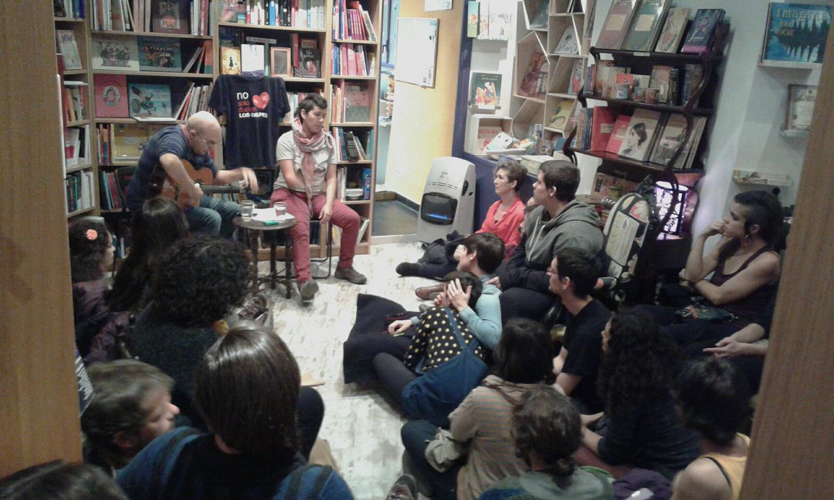 LibreFeminista's tweet photo. Nos pasan fotos bonitas dl momento d presentación dl concierto con @Nosolopam
#CreandoRedes 
#NoSoloDuelenLosGolpes https://t.co/kanNy7At5A