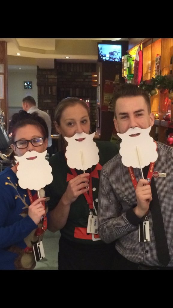 MarkHil69972015's tweet photo. Ready to smash festive parties tonight!!#santabeards @clocktowerBF @seanquirke1888 @SpencerGraydon @chrislewis6 https://t.co/0gLejMgXuX