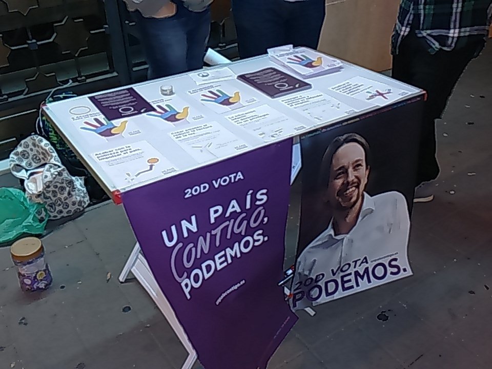 PodemosMedicina's tweet photo. Nosotros estamos viendo el spot de #MalditaCasta mientras estamos en una mesa informativa :) https://t.co/St8SHmJ2qw