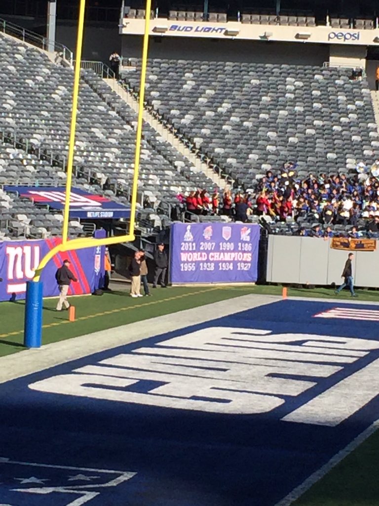 FeffCacho's tweet photo. @BDCThug Nope. On the field, where the Giants play. https://t.co/LBNRHzqjsy