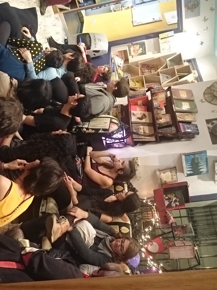 LibreFeminista's tweet photo. Empieza el concierto de Seres Extrañxs de apoyo al #NoSoloDuelenLosGolpes 
Así se hace política, con amor 💜 https://t.co/I65a2hiHMB