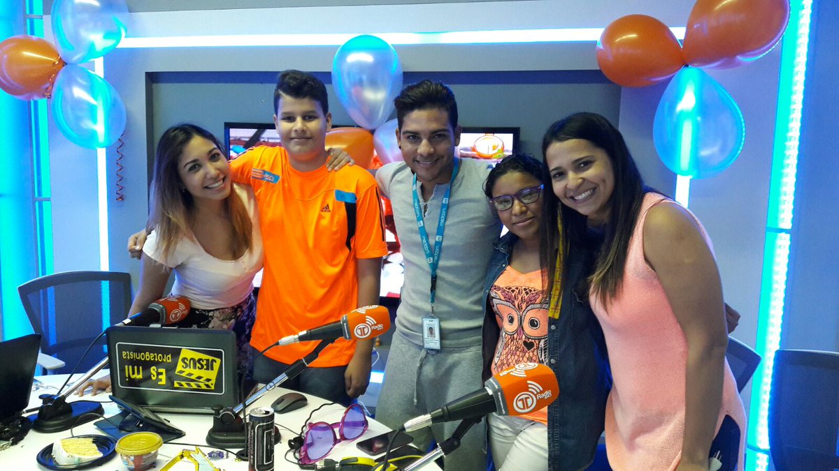 atrapandosuenos's tweet photo. Con los amigos de @Hashteen13 @CHILLBERTV  promocionando la campaña Libro para un Pequeños Soñador @twittdelamancha https://t.co/JESNwH1iPN