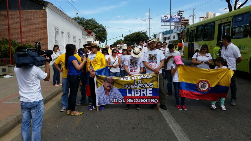 EmilioAlibre's tweet photo. @NoticiasCaracol apoyando nuestra iniciativa! No al secuestro! Sí a la libertad! https://t.co/7o55LIWE6q
