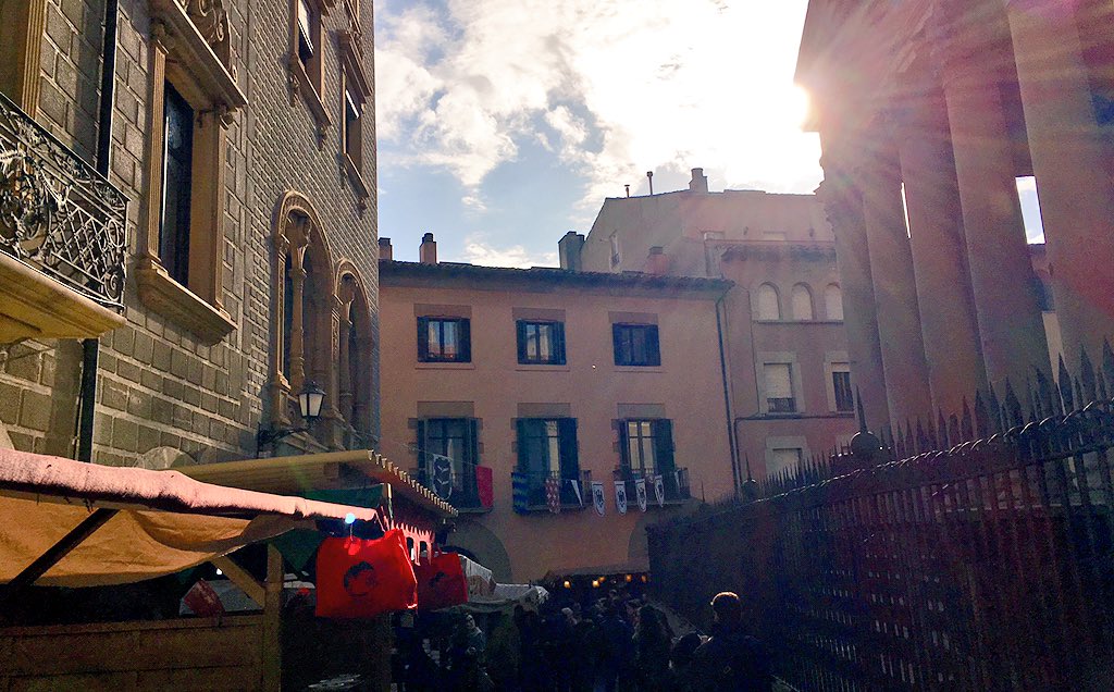 App_Vic's tweet photo. Ja el tenim aquí! ✌️
Mercat Medieval de Vic 2015! ⚔🛡
#medievalvic #mercatmedievalvic #instaosona #osona #appvic https://t.co/8gXmmCnpNm