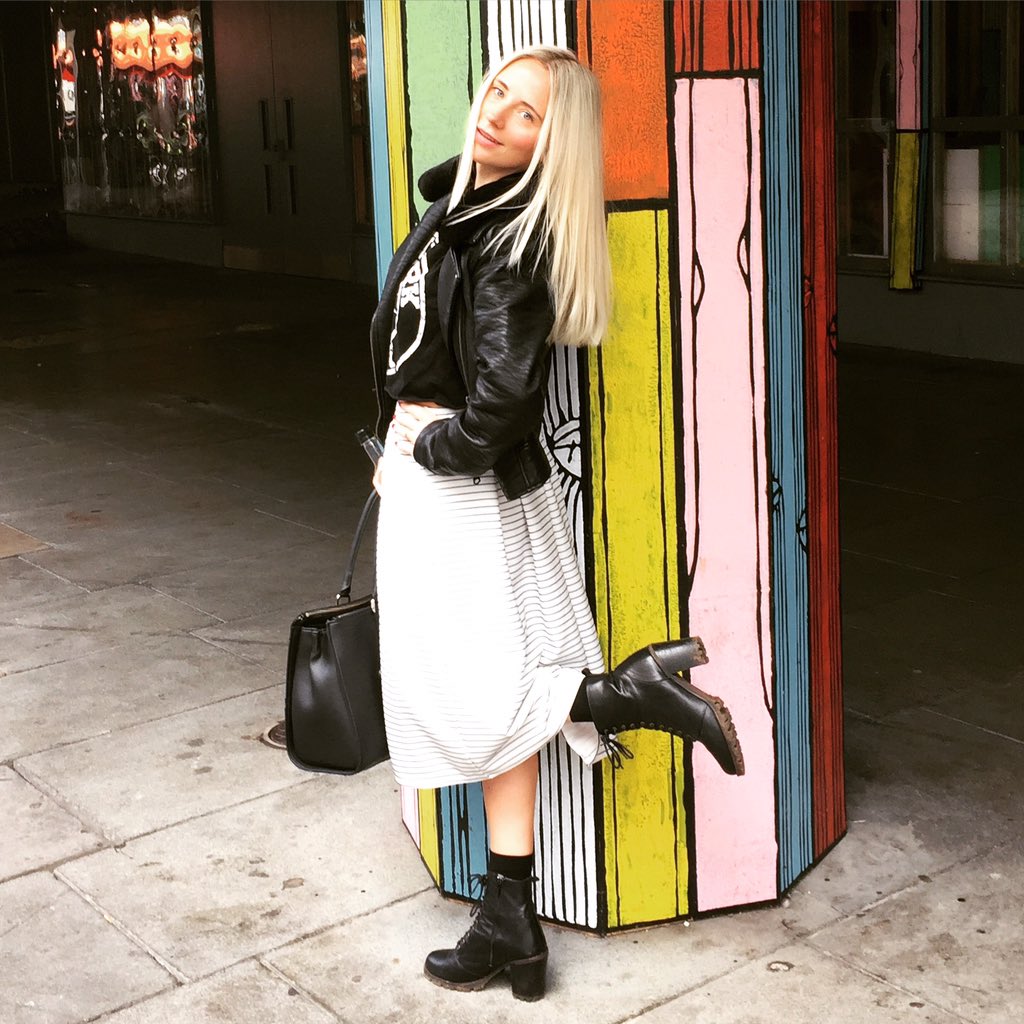 MandyGiltjes's tweet photo. My @wesleydelaney took this pic of me down #London #Southbank in Sept 😊 xxx https://t.co/gVXRRFZYG8