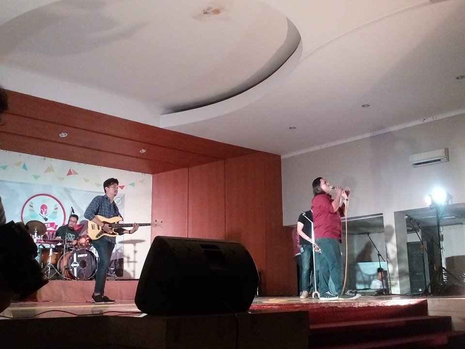 Performance from <a href="/JustitiaBand/">JB Fakultas Hukum</a>. Lagunya bikin mellow yaaa😂😂😂 tapi di acara Penutupan PORSEMAPA dilarang galau!🙅