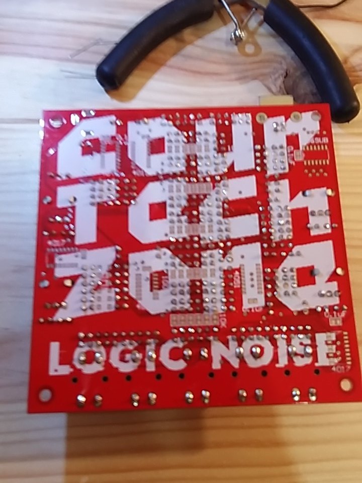 tyrower's tweet image. @Goligo50 #CourTechZone #fablab #Synthesiser grâce à notre ami @FyrdInstruments =o)