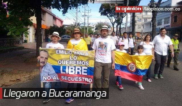 laopinion_col's tweet photo. Hermanos Ayala continuaron la marcha por su padre #EmilioAyalaLibre https://t.co/YgZt4TxKYL https://t.co/pcrFh93Eaa