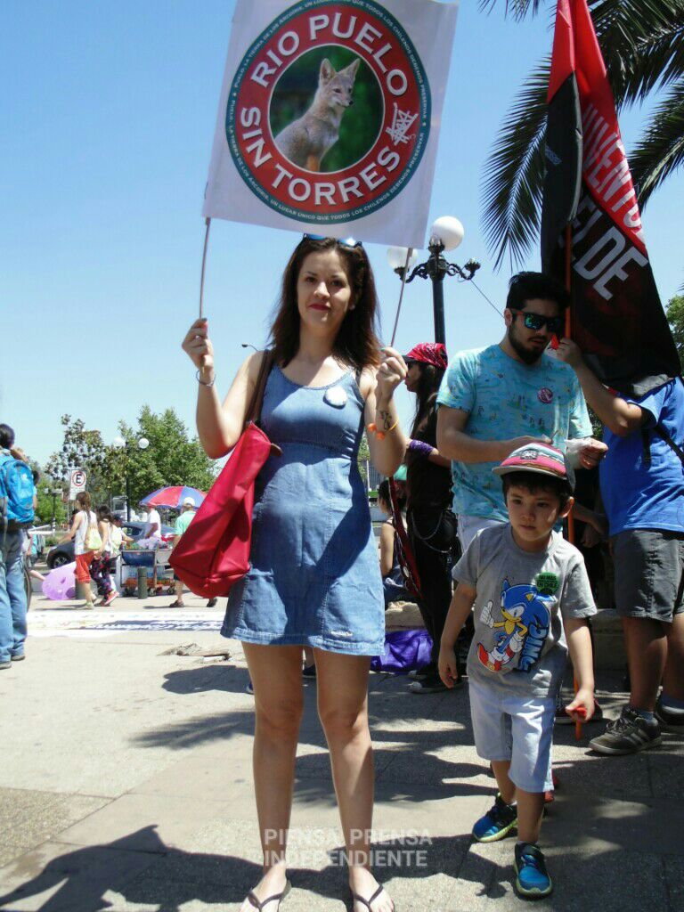 PiensaPrensa's tweet photo. MÚSICA Y PANCARTAS. la gente dice NO ALTO MAIPO. mas de 3 mil personas ahora en Plaza Italia. https://t.co/RAtEvOzBKX