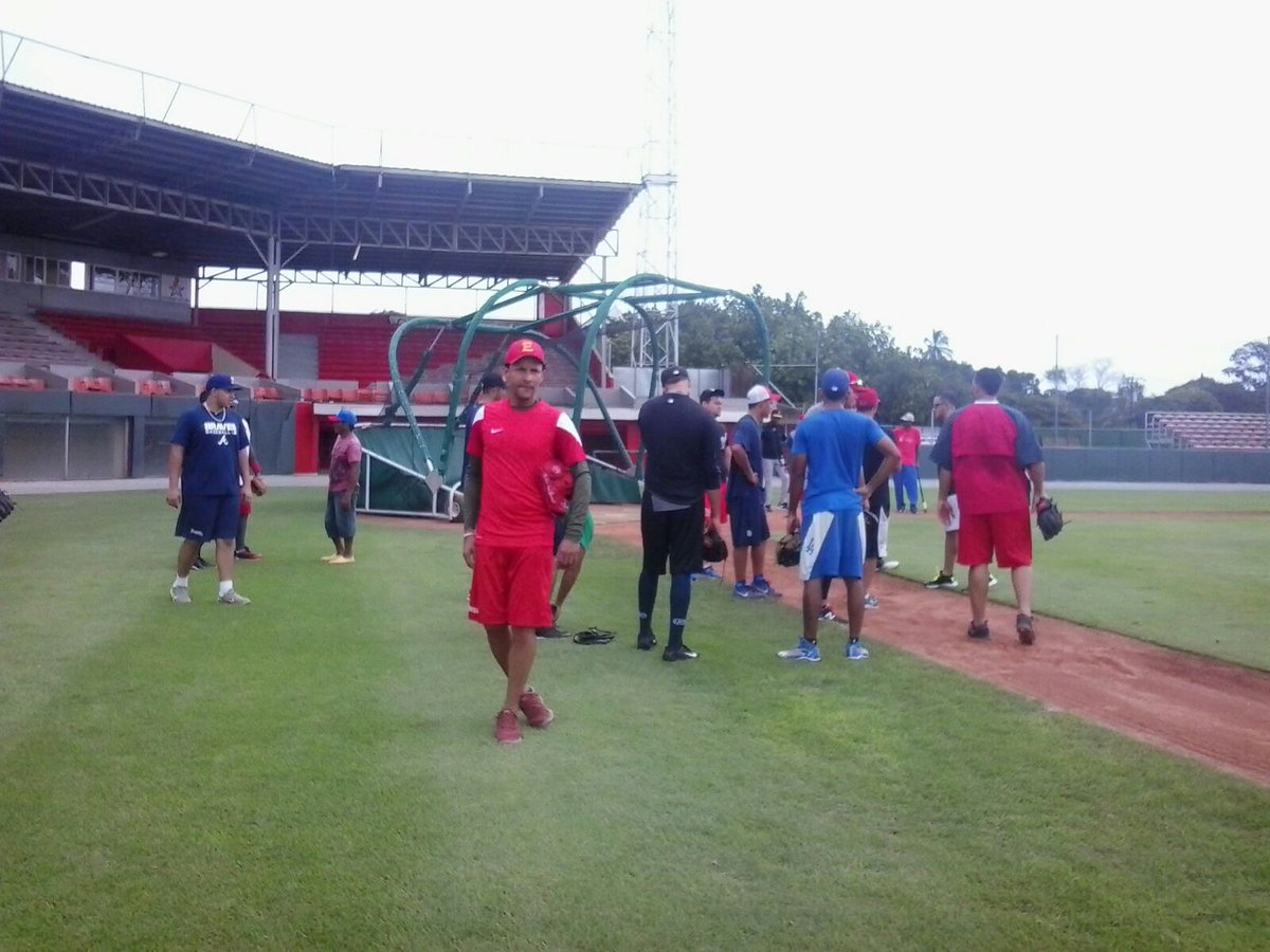 CaballosdeCocle's tweet photo. Se dieron inicio hoy a los entrenamientos de los Caballos de Coclé rumbo a la temporada 2015-16. @probeis_panama https://t.co/cRWY8ymwqd