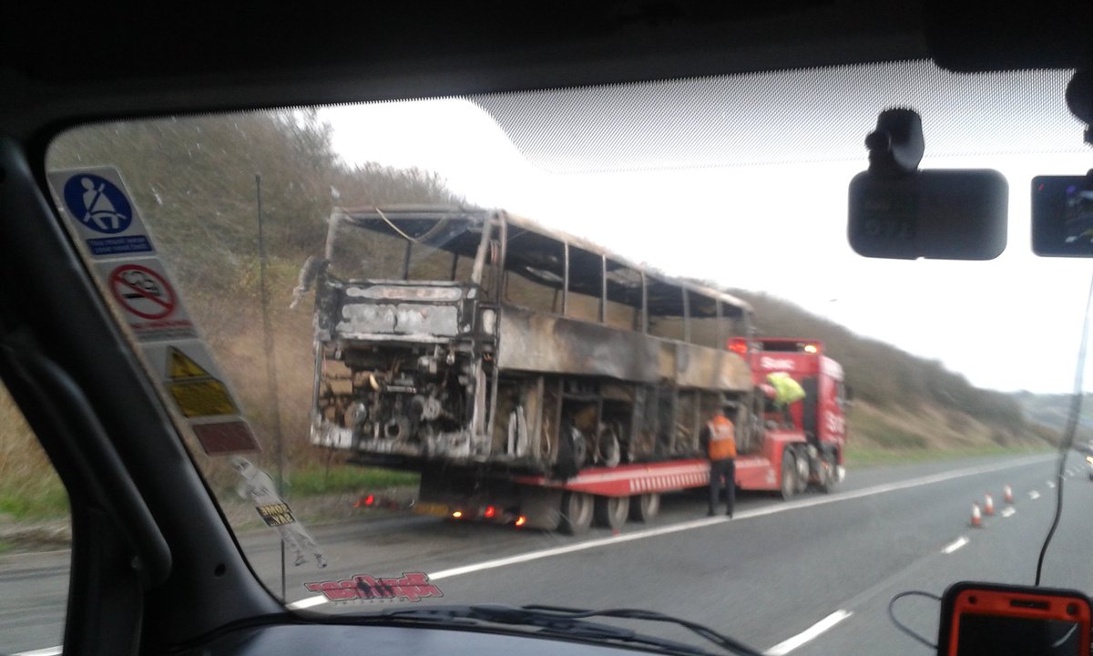 Justfayelouise's tweet photo. That coach fire on #M4 was pretty bad! Luckily nobody hurt! #coachfire https://t.co/6U4HNloYkh