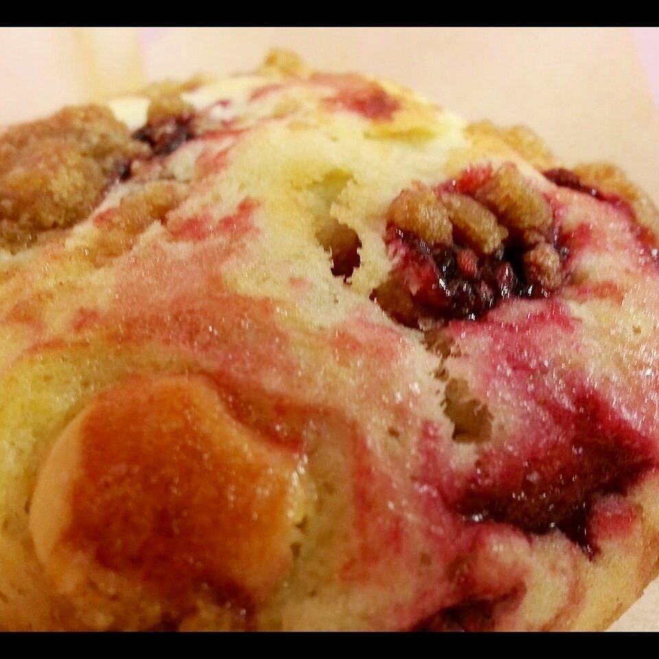 StickyBakeShop's tweet photo. How's the raspberry white chocolate chunk #muffin and #coffee sound to start off your Saturday morning?
#Ventura https://t.co/A2RQk4Pwv1
