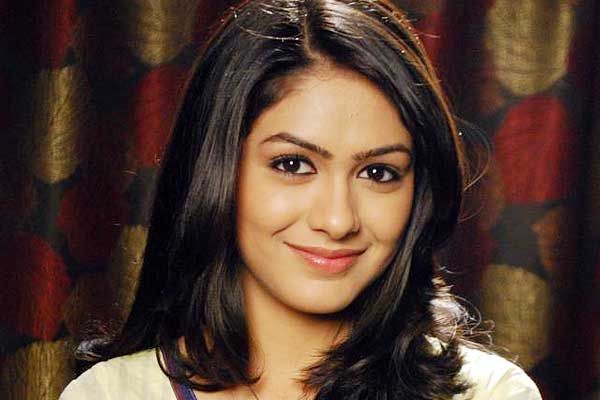 Mrunal Thakur aka Bulbul faints on sets of Kumkum Bhagya #MrunalThakur #Bulbul #KumkumBhagya wp.me/p614C5-3Of