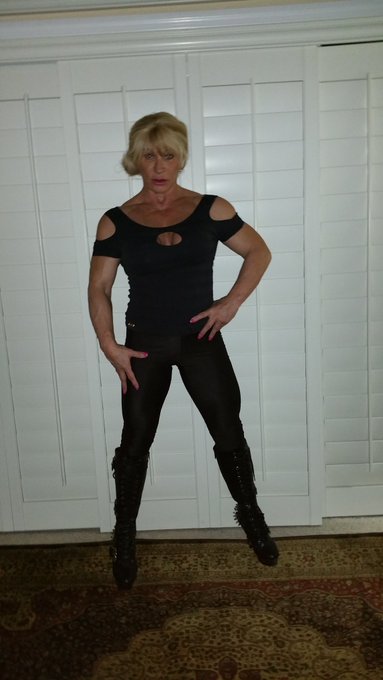 Did you like that leather ? VIdeo today,.. sneak peek.. of what Femme Fatale can do to you! #femalemuscle<a href="/tag/femalemuscle"class="tags"><span>#femalemuscle</span></a><a href="/tag/fbb"class="tags"><span>#fbb</span></a>