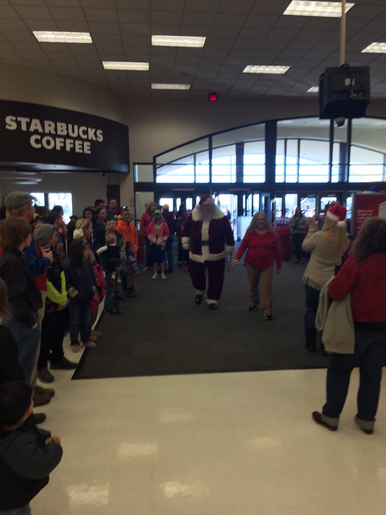 clarelenox's tweet photo. #heroesandhelpers #santaiknowhim! #1501givesback https://t.co/UkSAK6e8PT