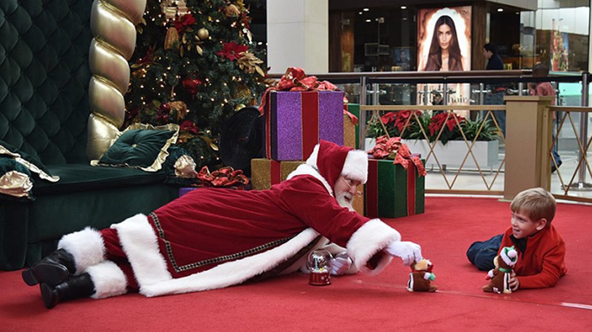 Best Santa ever knew exactly how to meet a child with autism i100.io/WvE2gBH