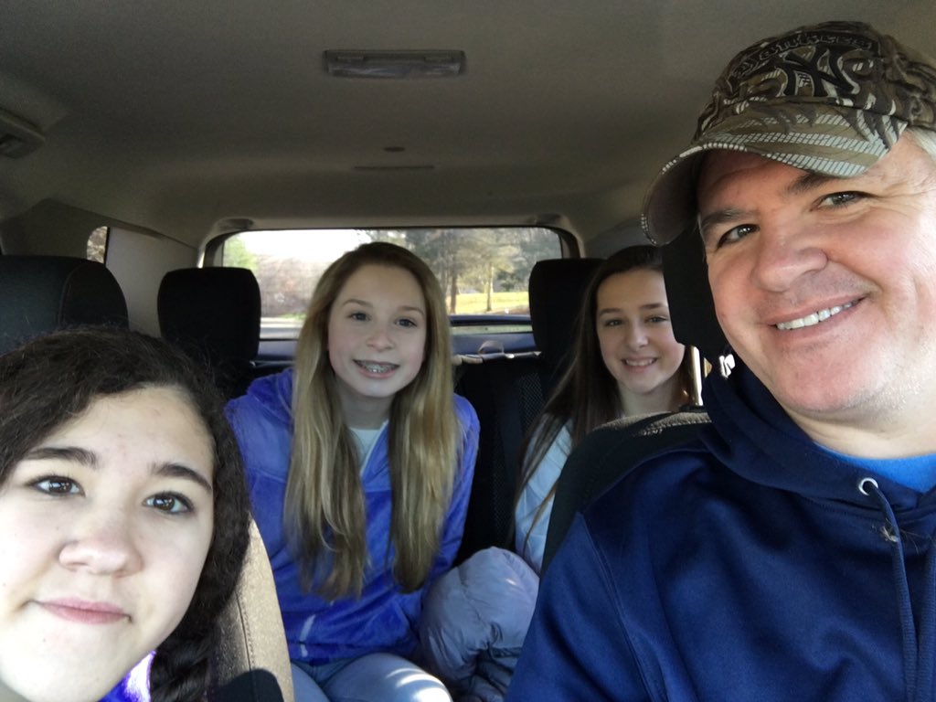 TimBurt2's tweet photo. Collecting food for our local food banks!  #CommunityRoundUp @DMLWC @Strong_Guidance @RSD13CT @CoginchaugLife @ https://t.co/zYf50euqLP