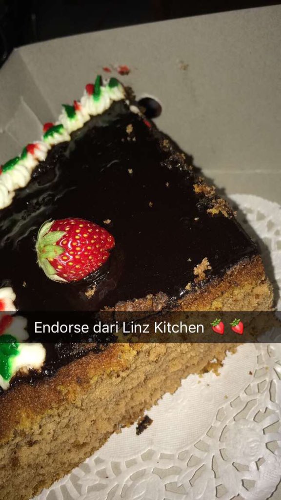 LinzKitchen's tweet photo. Thank you kak @dealinzi it is our xmas cake π mocca cake with #xmas sprinkles on top #cake #jakarta #linzkitchen https://t.co/IN6ChqeWsW