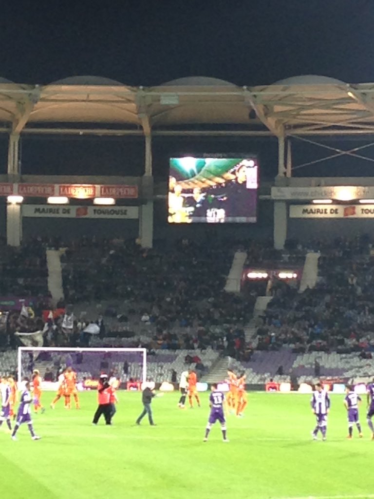 BDSIAETlse's tweet photo. Toulouloup notre mascotte pour le coup d'envoi de #TFCFCL et la #winterparty merci au @Toulouse_TFC et @myaltiski https://t.co/zMuy2UdqK6