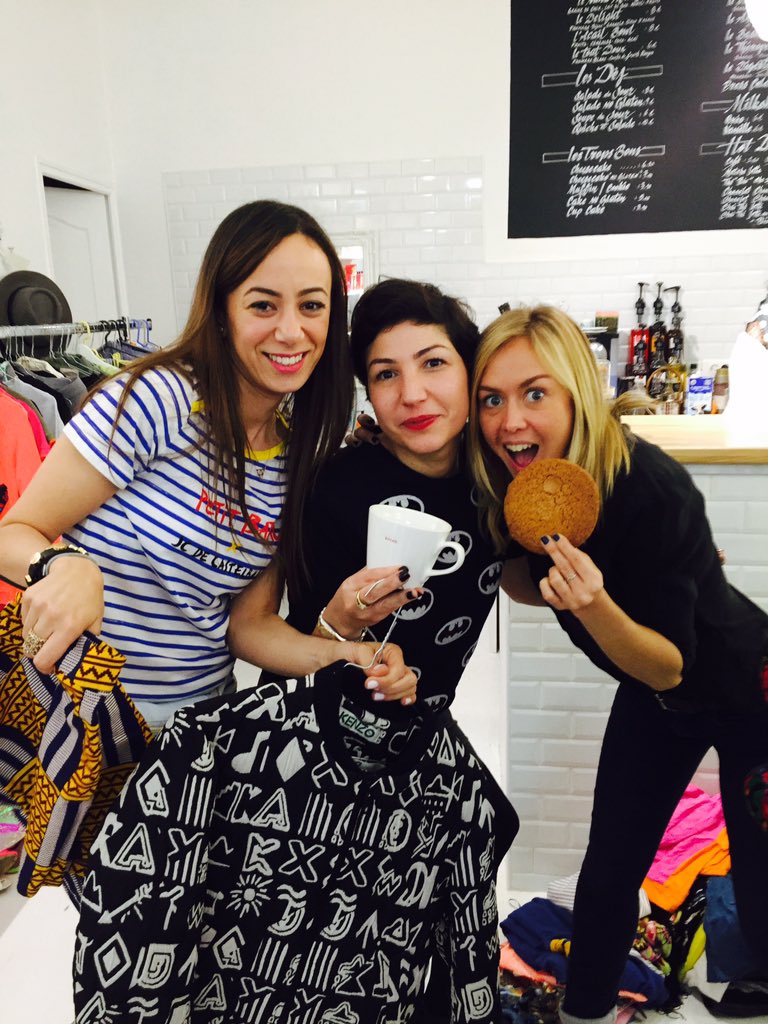 EnoraMofficiel's tweet photo. Je suis au jardin de nana avec les copines nana et Janane, vente de fringues de fou ! Venez très bonne ambiance ! https://t.co/llLKD0zRHl