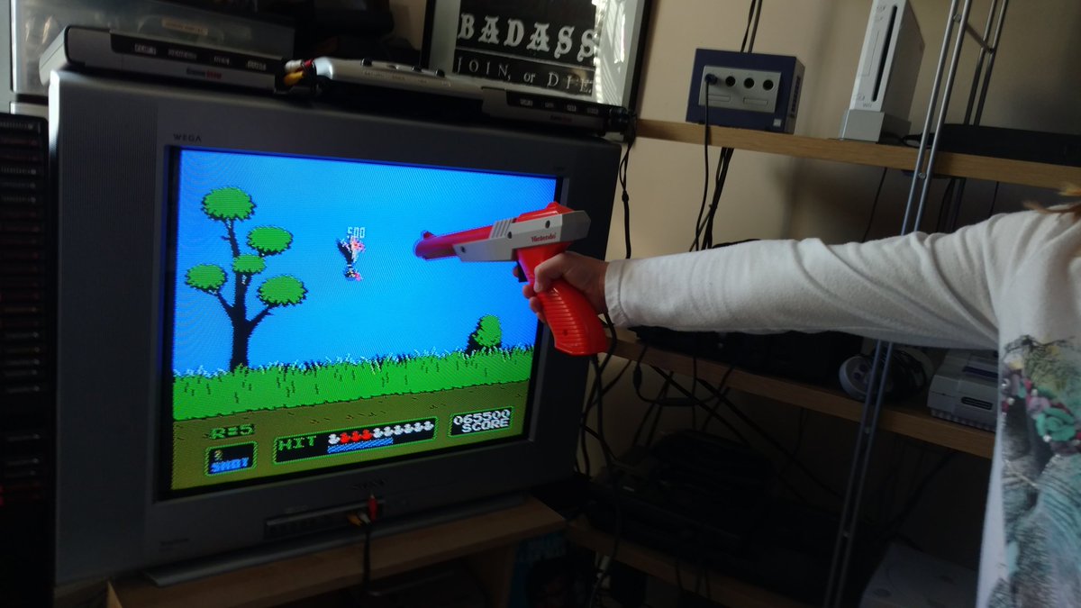 thesinglebanana's tweet image. My daughter playing Duck Hunt. Some things never charge. #NES #retrogsming #getupinthere