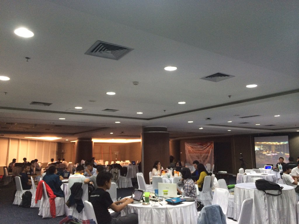 sahabatICW's tweet photo. Hampir tengah malam, peserta #HackathonMDK 3.0 tetap semangat! #GakPakeKorupsi https://t.co/DXxAAA7dXa