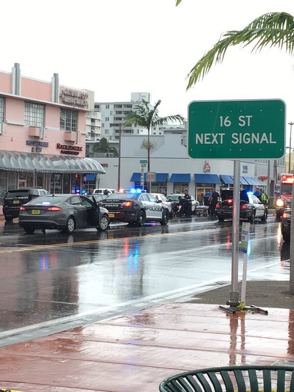 Heavy #police presence after reported #officerinvolved shooting in #MiamiBeach ban.jo/z/0fOHGQ (📷: <a href="/RayLord/">Rosie</a>)