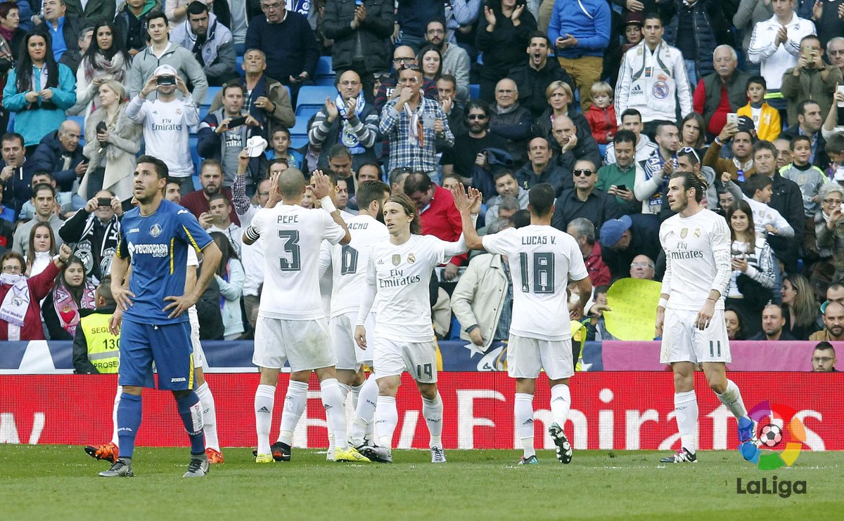 futbolmahou's tweet photo. ¡FINAL en el Bernabéu! Benzema (2), Bale y Cristiano firman un cómodo triunfo del @realmadrid (4-1). #RMAvGET https://t.co/8Z9ujst6AV