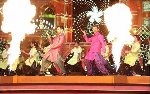 #Arjit performing !
#Mrunal anchoring !
Plus fun unlimited by #KKB people!
Yes this #ZRA2015 just can't be missed!!