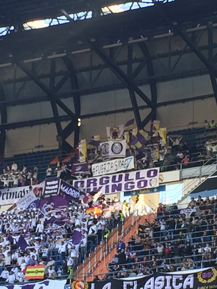 DeporteCLM's tweet photo. Bonita foto de José Antonio Vera, pancarta en el Bernabéu para Ismael Santos. #FuerzaIsmael https://t.co/5Mj10F9VKl