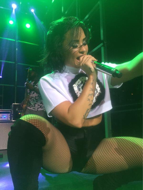 snslovatt's tweet photo. Será que quem tirou essa foto ainda tá vivo PLAY CONFIDENT BY DEMI https://t.co/v9dUTEkFxp
