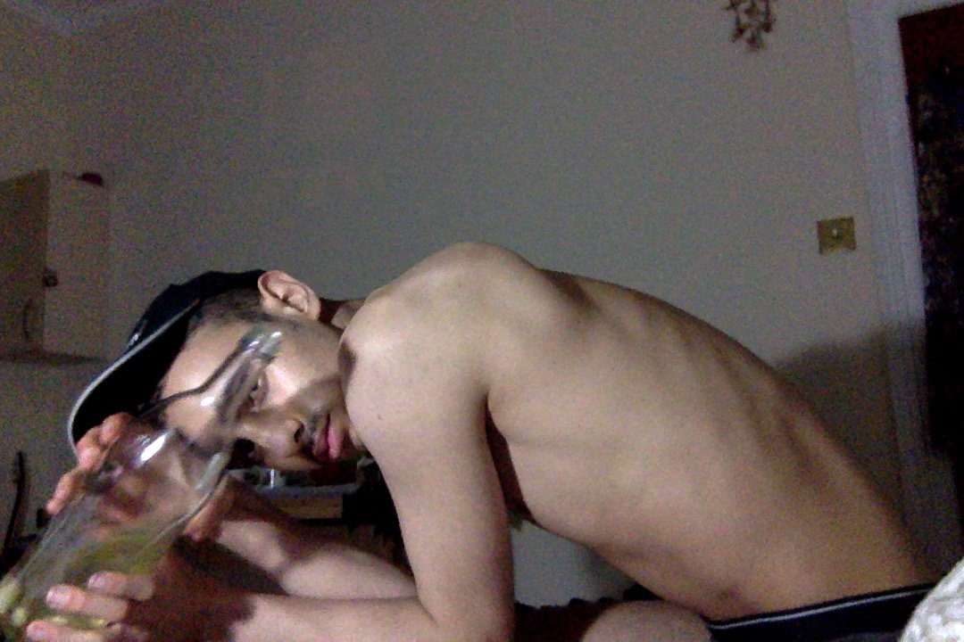 OFFGLOSS's tweet image. aburrido a las 4 de la madrugada