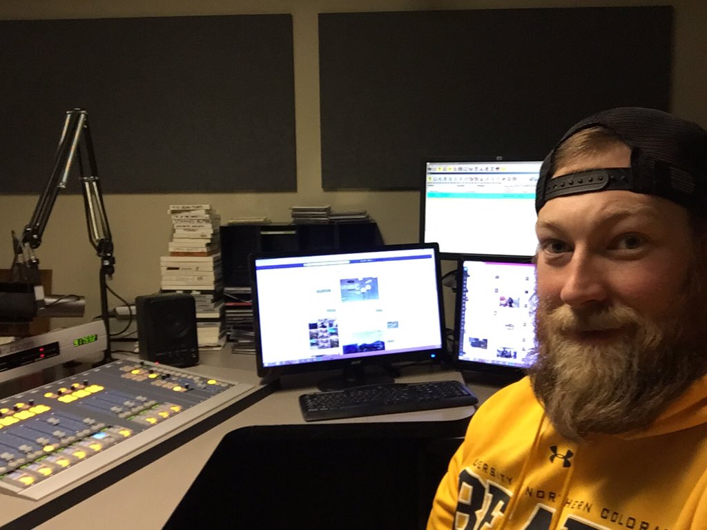 BEARDO's tweet photo. Upgraded my monitor system here... #SocialMediaMarketing #IAmStudioC https://t.co/WMENNC9ZtM