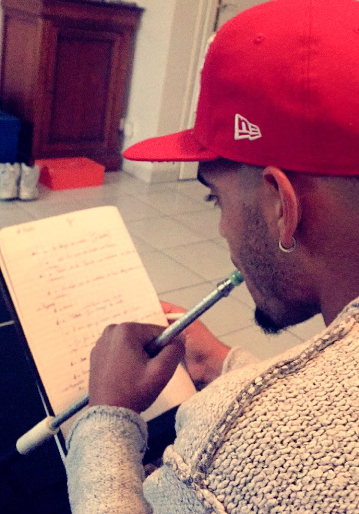 BenHB__'s tweet photo. Dernière retouche pour le show de demain au #MajesticStar4 #StandHyp #BenHB #TchickenProd https://t.co/MKHLUcPz8X