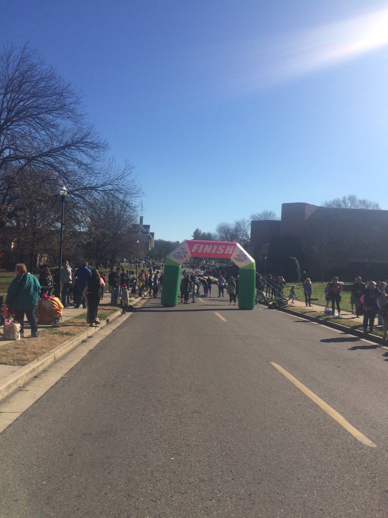 alysongondek's tweet photo. The moment when you crash a 5K and you're the first woman over the finish line! #ididn'tsignupforthisrace https://t.co/fTPI1QuikM