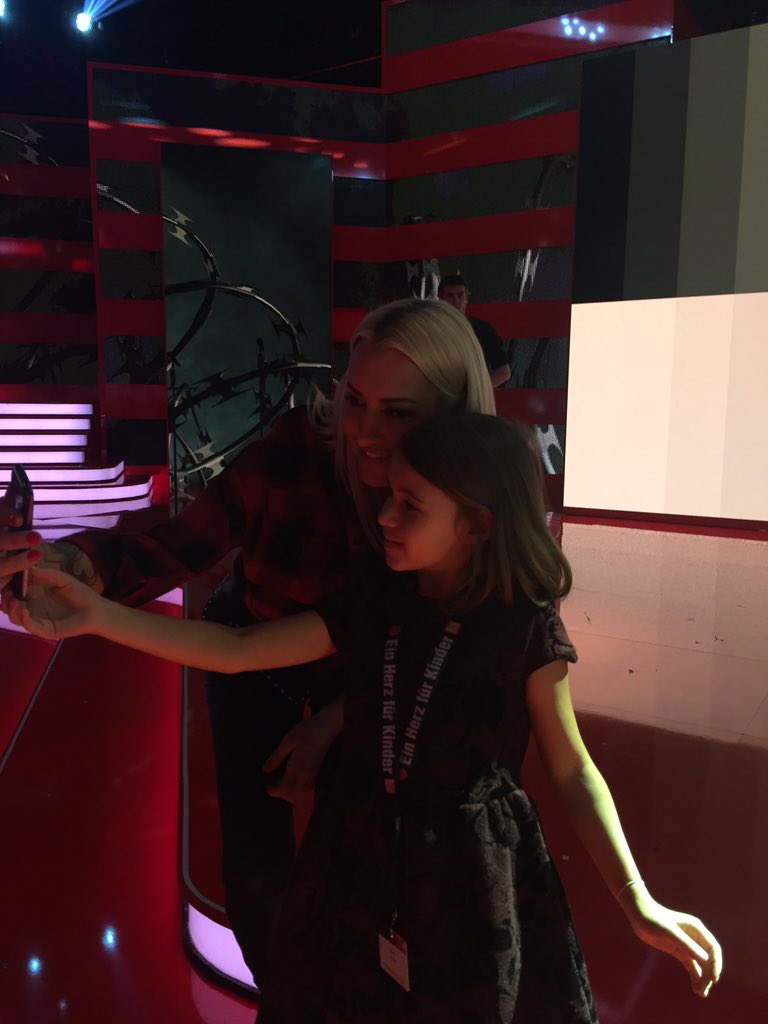 Nachrichtenkind Twashana macht ein Foto mit Sarah Connor - Generalprobe #EinHerzfürKinder