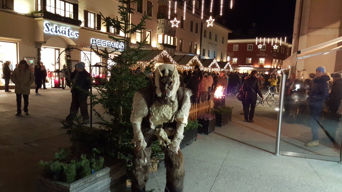 Montelmo's tweet photo. Mercatini di Natale #SanCandido LIVE / Weihnachtsmarkt #Innichen LIVE https://t.co/a0xhS0EFU1