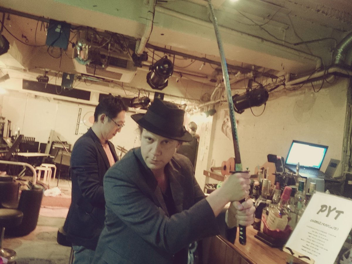 ドドコさんに、オランダ人フランス人アメリカ人日本人を紹介したぞ。(刀持って写っているのは、ひんでん さん ではなく、オランダ人のカタ。) ドドコさんに、オランダ人フランス人アメリカ人日本人を紹介したぞ。(刀持って写っているのは、ひんでん さん ではなく、オランダ人のカタ。)