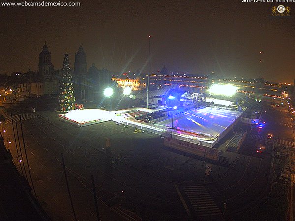 Abre pista de hielo del Zócalo - CVepZEyWIAAtk8j