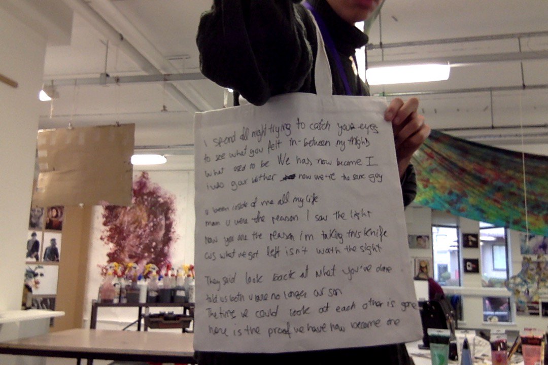 OFFGLOSS's tweet image. acabo de hacer este bolso de mierda ame aburro